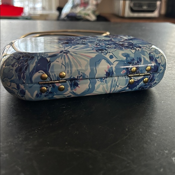 Lilly Pulitzer Catch N Keep Hard Clutch Coastal Blue Gold Chain Floral - Picture 3 of 5